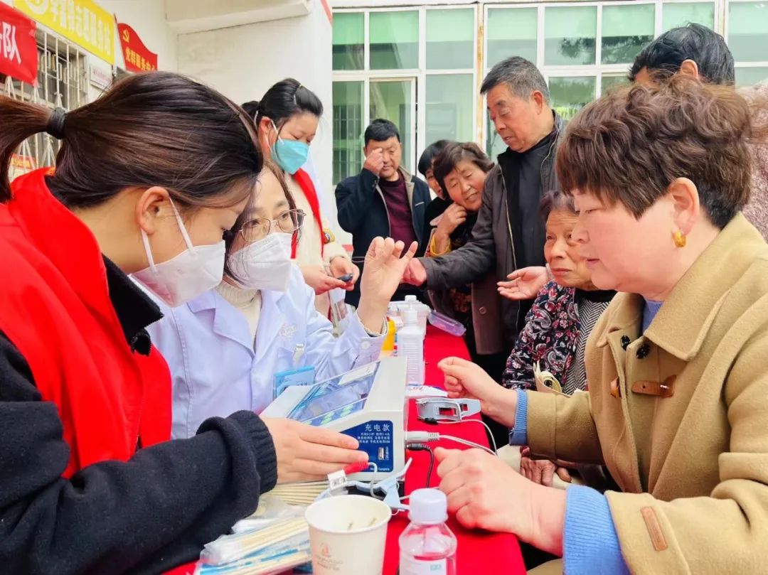 中共鄭州美中商都婦產醫院黨支部黨員志愿者走進垌頭村
