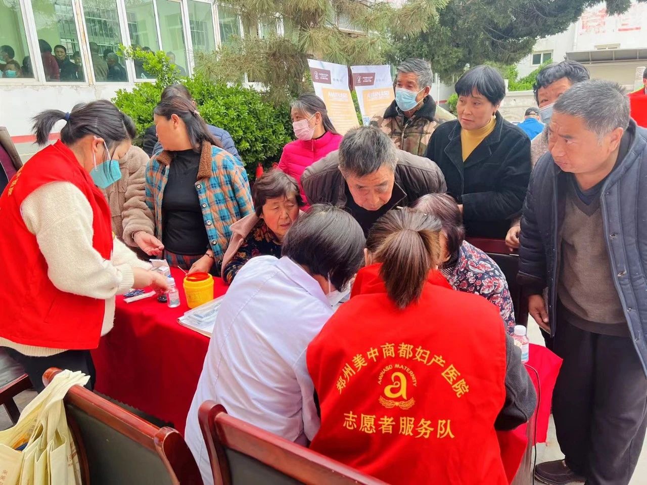 中共鄭州美中商都婦產醫院黨支部黨員志愿者走進垌頭村